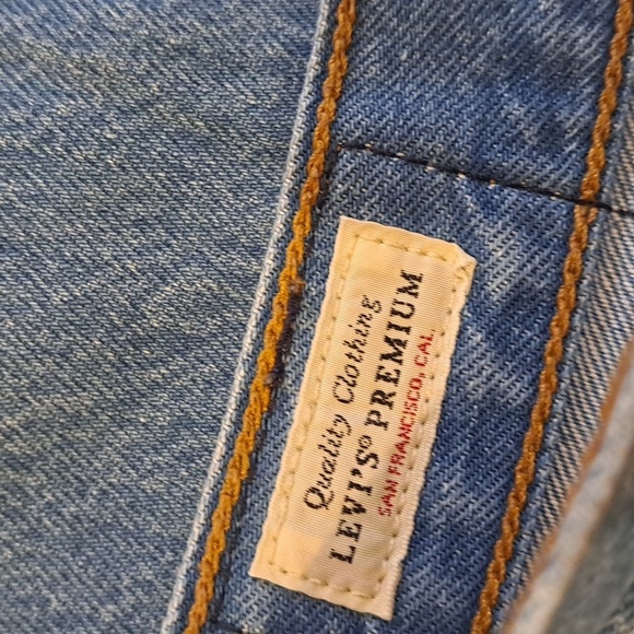 Levi's Premium Wedgie Straight Cropped Knee Distressed Jeans - Picture 9 of 9